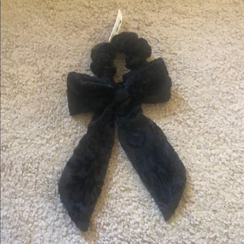 Francesca’s Black Bow Scrunchie